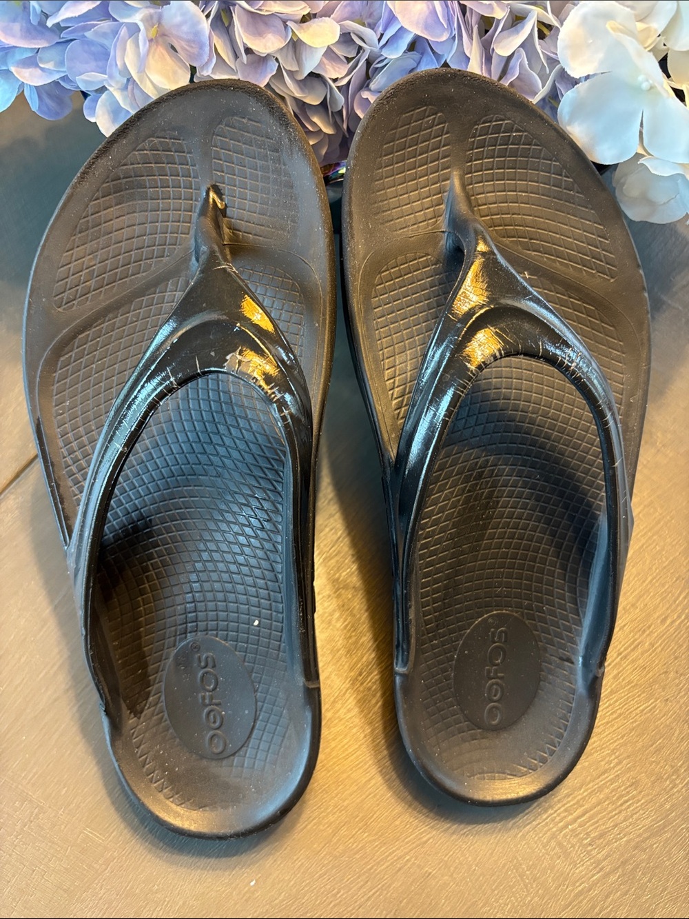 Oofos recovery flip flop sandals, black